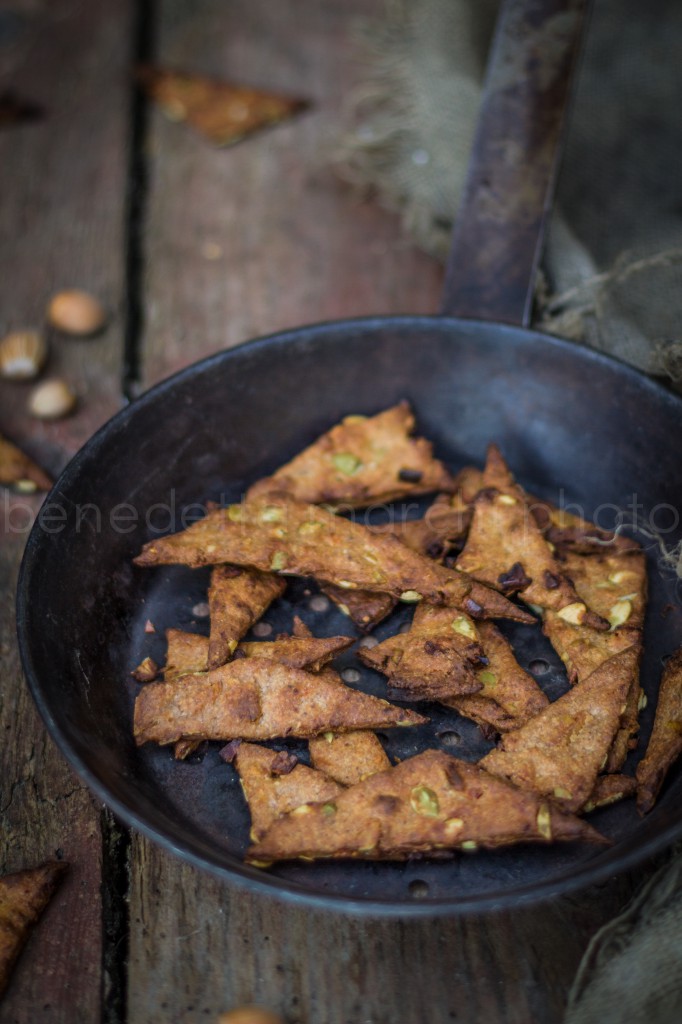 ricetta crackers vegan pere volpine e pepe nero