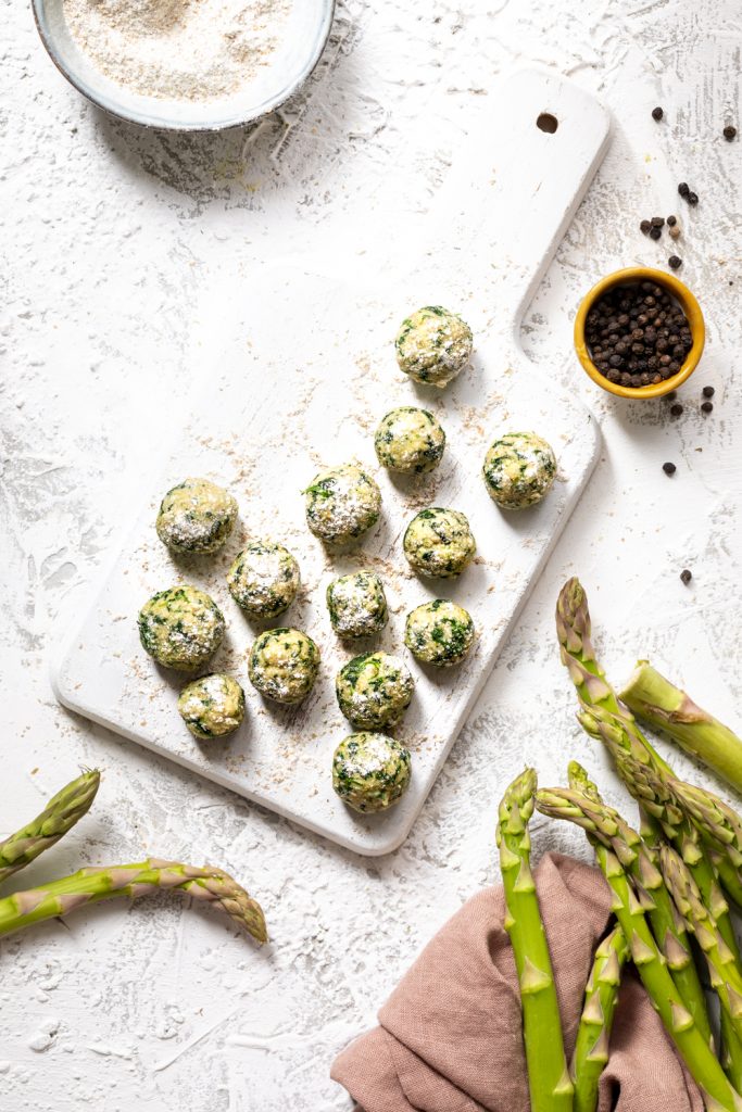 Palline di pane raffermo, ricotta, spinanci ed erbe aromatiche. Gnocchi in preparazione