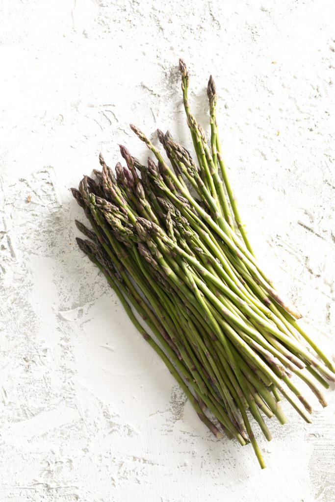 Still life di asparagi su fondo bianco.  