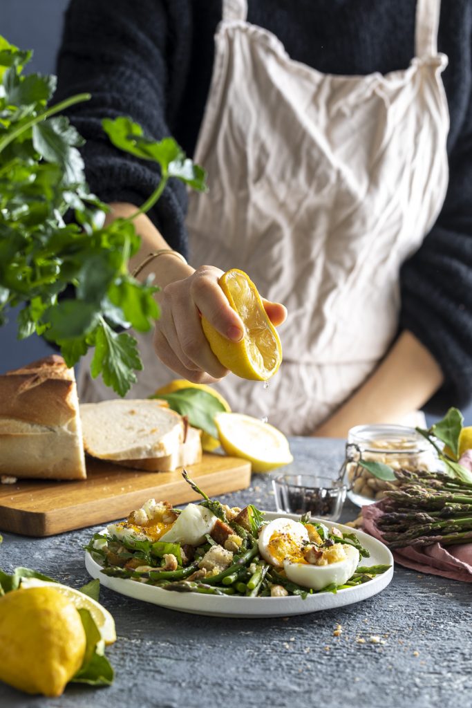 Insalata di asparagi e uova morbide condita con vinaigrette al limone. Foodlifestyle
