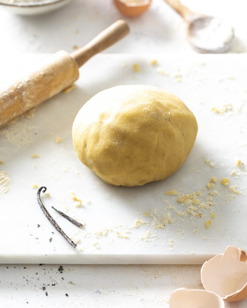 il panetto di pasta frolla sablè al profumo di vaniglia appena preparato