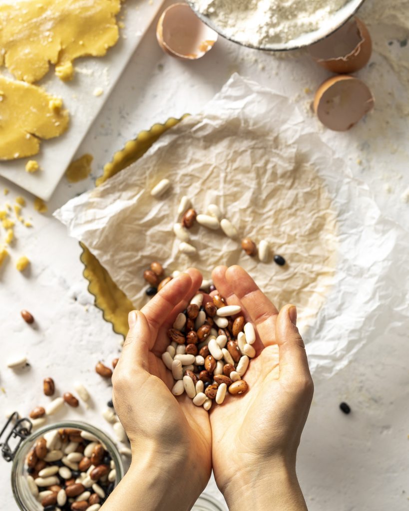 preparazione della pasta frolla sablè prima di infornarla. 