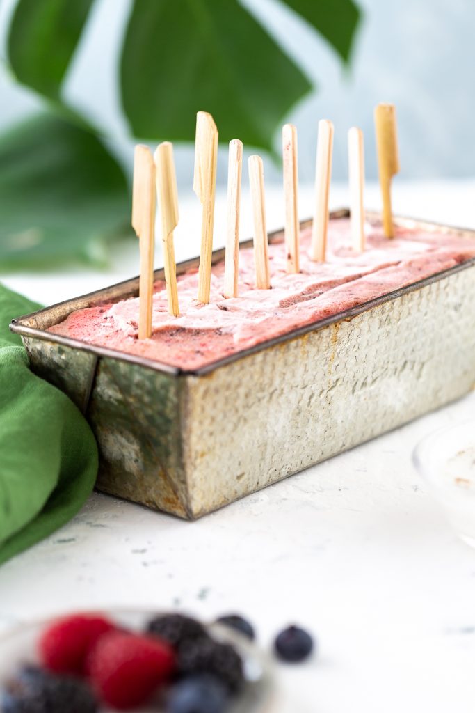 gelatini homemade alle fragole con frutti di bosco e semi di chia, in teglia da plumcake