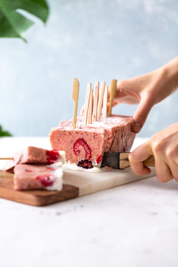 gelatini alle fragole fatti in casa, con frutti di bosco e semi di chia