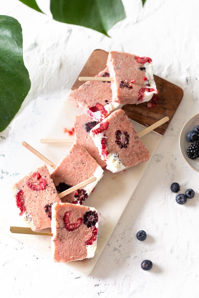 gelatini homemade alle fragole con frutti di bosco e semi di chia 