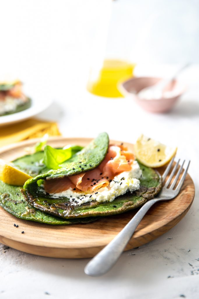 crepes verdi con caprino e salmone - foto a 45°