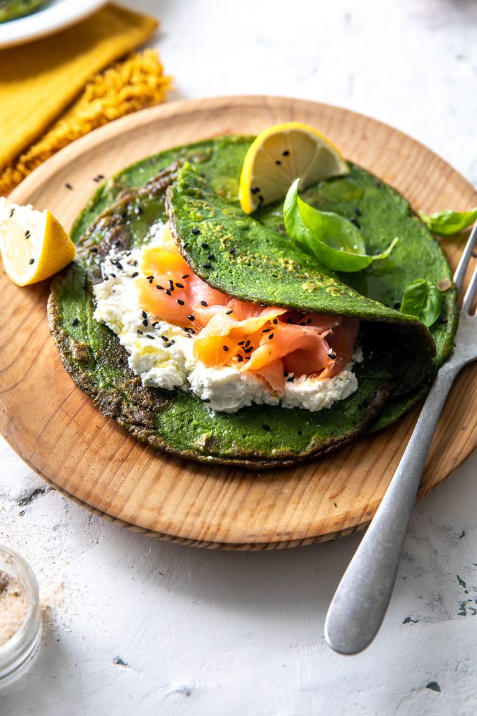 crepes verdi con spinaci e foglie di ravanelli, farcite con caprino al basilico e salmone affumicato. qualche goccia di succo di limone per dare freschezza a questo coloratissimo piatto 