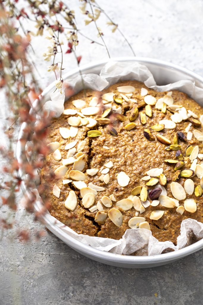 torta vegana con carote e mandorle, perfetta per colazioni e merende