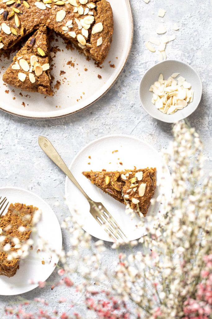 torta vegana con carote e mandorle, perfetta da servire a colazione e merenda 