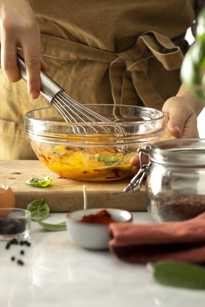 omelette con erbe e spezie  in preparazione