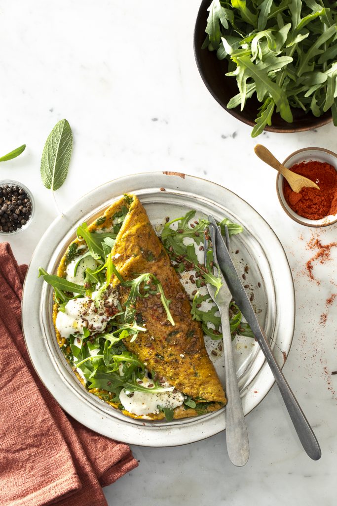 omelette farcita con nsquaquerone filante, rucola fresca e semi di lino croccanti