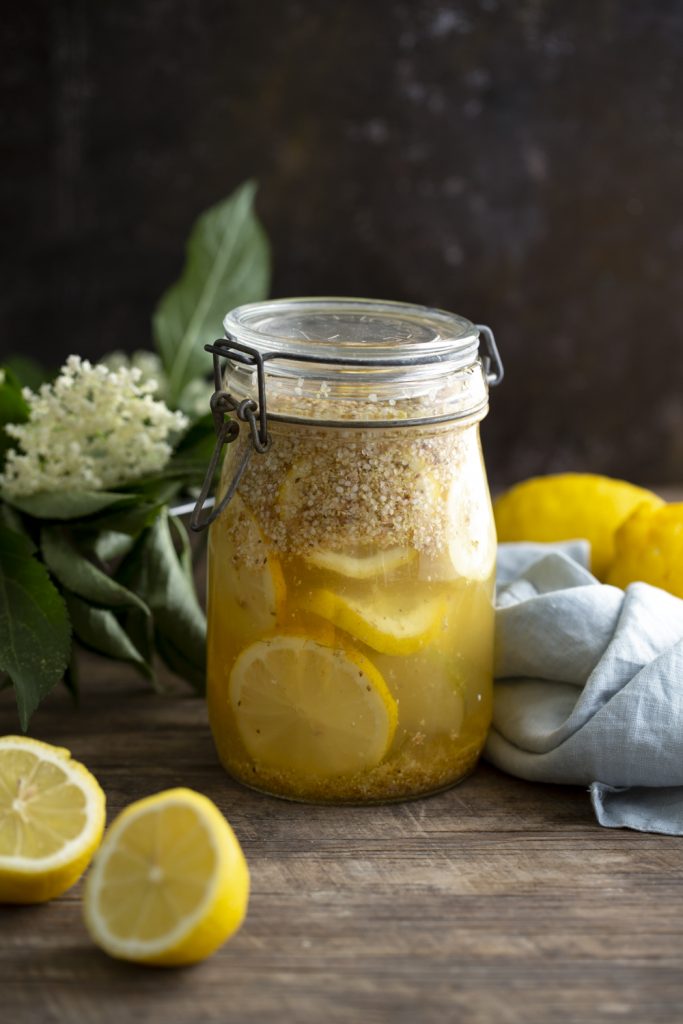 sciroppo di sambuco homemade in macerazione assieme a fette di limone